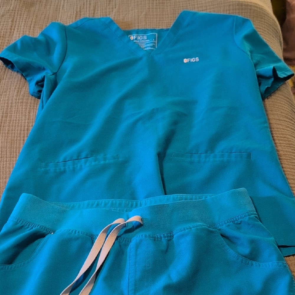 Figs Vibrant Blue Scrub Ensemble